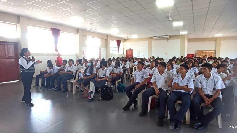 Policías de familia ejecutan charla de orientación y sensibilización a los alumnos de la Institución Educativa Maynas