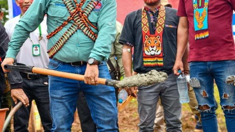 Gobernador de Loreto coloca el primer ladrillo en obra de mejoramiento educativo en Andoas