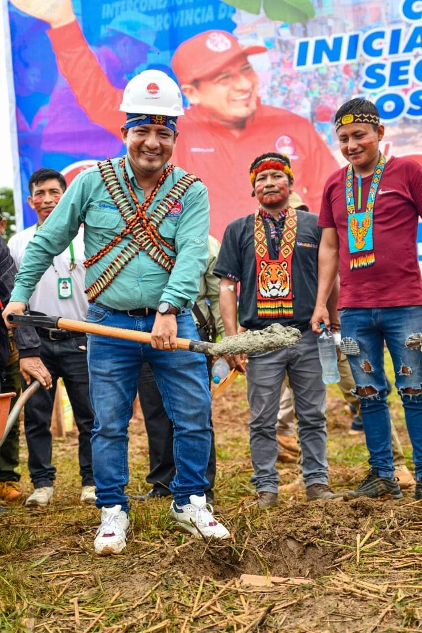 Gobernador de Loreto coloca el primer ladrillo en obra de mejoramiento educativo en Andoas