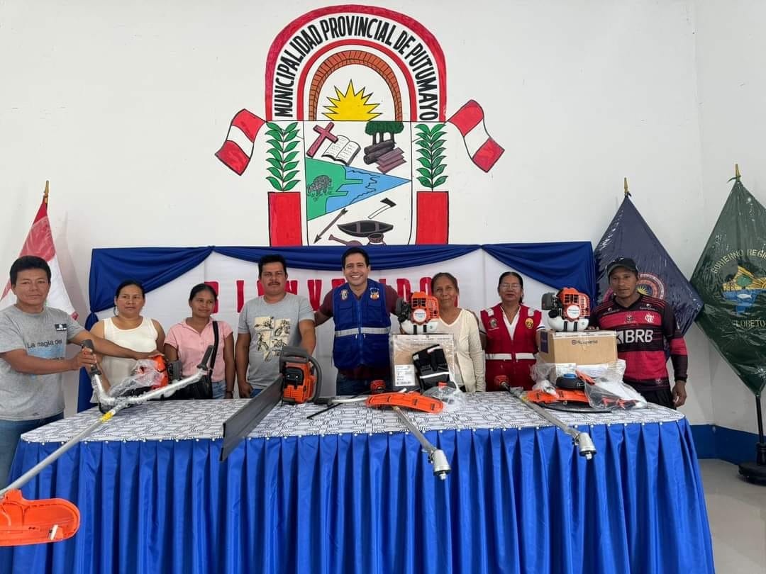 Alcalde de El Putumayo entrega motosierras, motoguadañas, calaminas y clavos a Caciques de las comunidades nativas