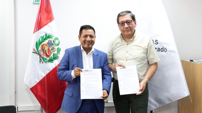 Gobernador René Chávez firma convenio con Provias para mantenimiento de vías en Loreto