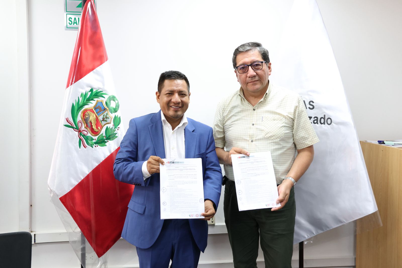 Gobernador René Chávez firma convenio con Provias para mantenimiento de vías en Loreto