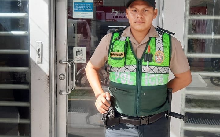 Policía devuelve dinero que encontró en cajero