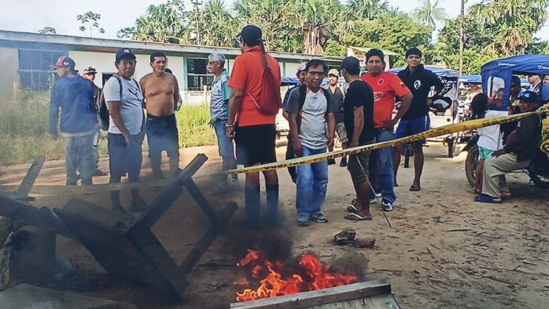 Queman llantas y bloquean carretera Zúngarococha