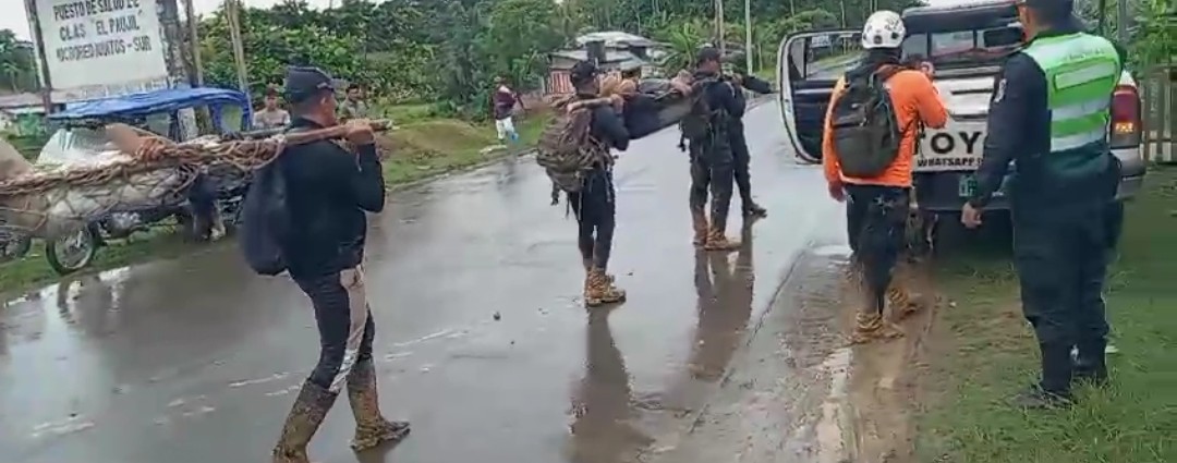 Policías de la Brigada de Búsqueda y Rescate salvan a personas de la tercera edad de morir en la agreste selva