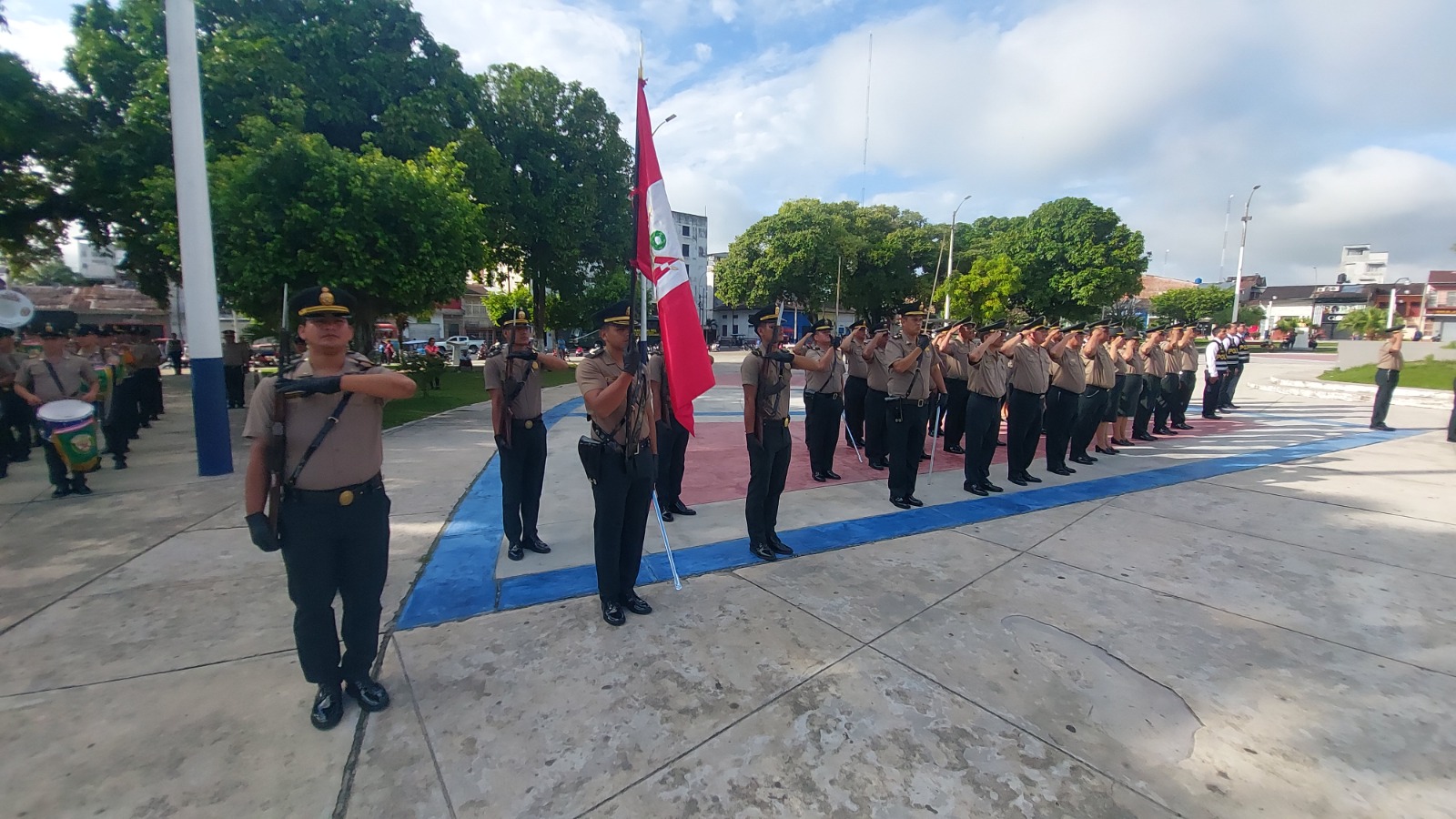 Comando Policial ejecuta ceremonia de Izamiento del Pabellón Nacional en la Plaza 28 de Julio