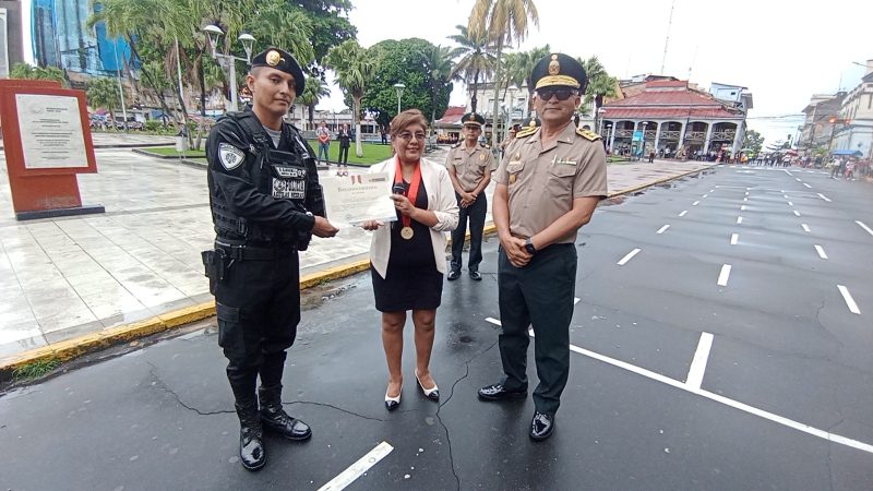 Premian a efectivo policial que auxilió a mujer que se lanzó de Puente Nanay.