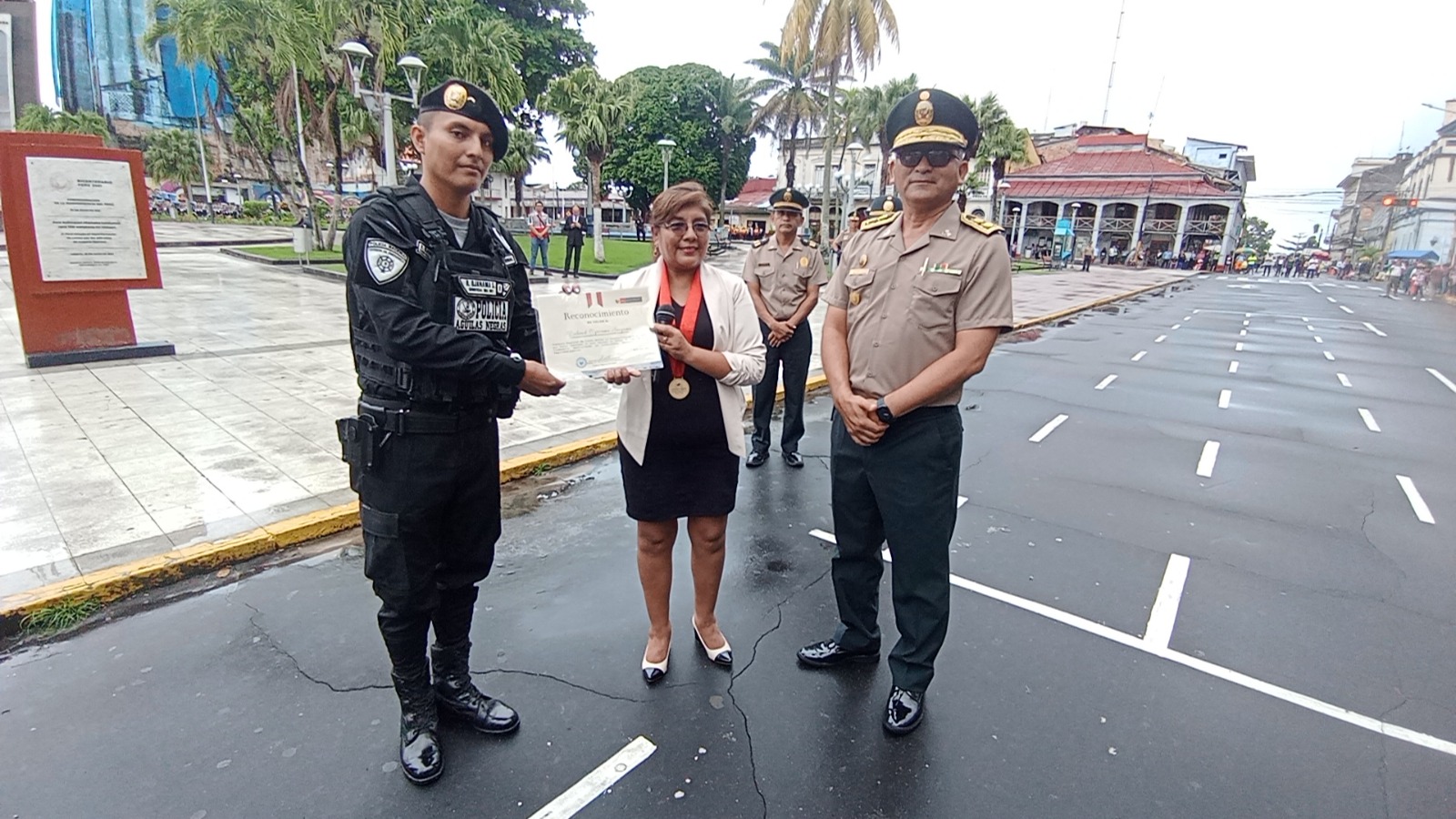 Premian a efectivo policial que auxilió a mujer que se lanzó de Puente Nanay.