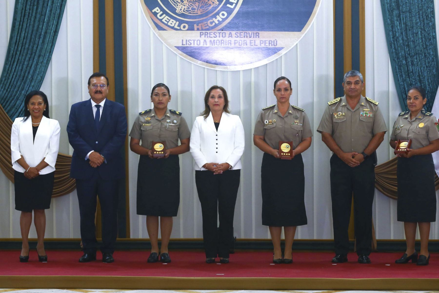 Presidenta Boluarte insta a incrementar vacantes para contar con más policías mujeres