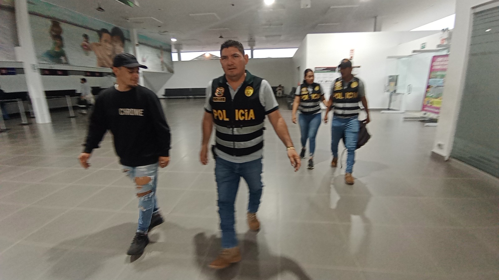 Agentes de Seguridad del Estado ejecutan expulsión de ciudadano colombiano