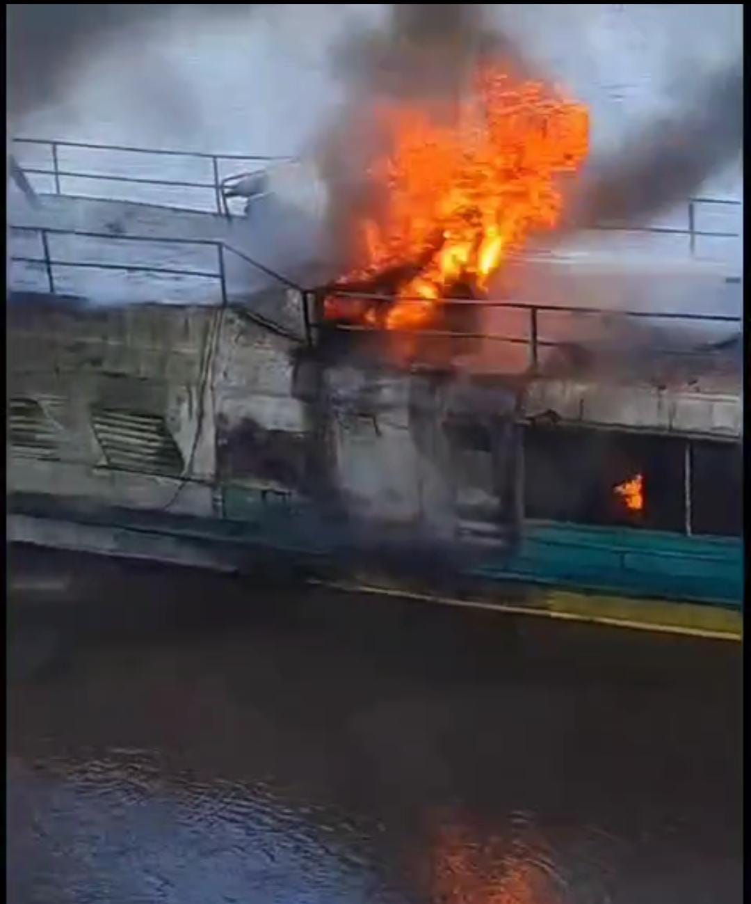 Incendio en embarcación fluvial «Clever» deja pasajeros en pánico