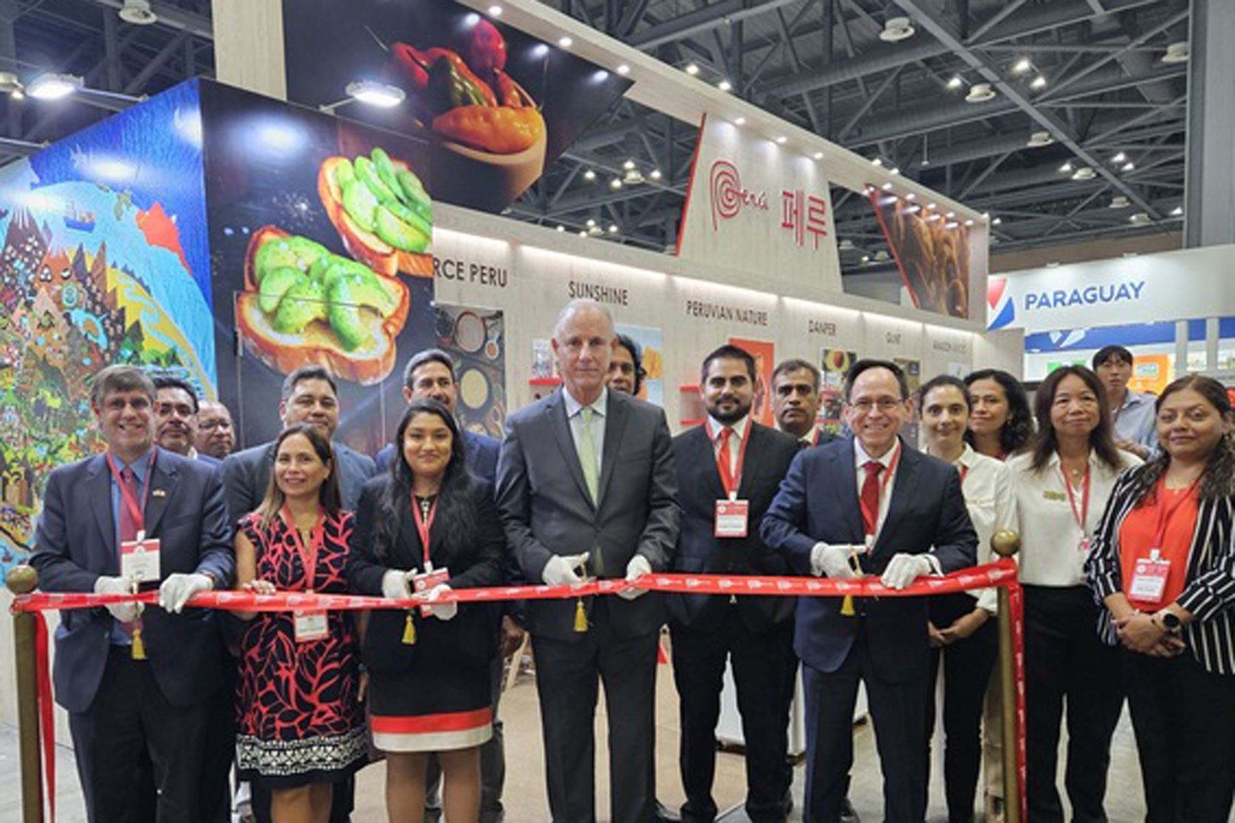 Canciller González-Olaechea inauguró pabellón peruano en la feria Seoul Food 2024
