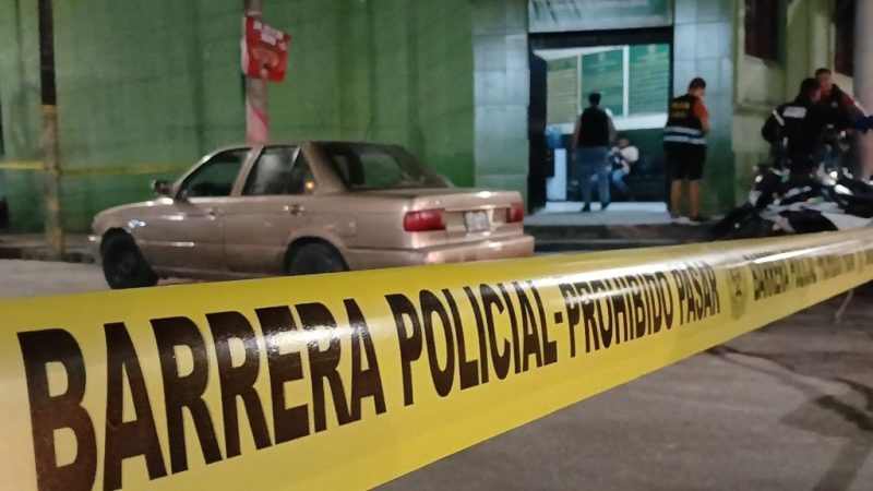 Encuentran granada de guerra y arma de fuego en auto