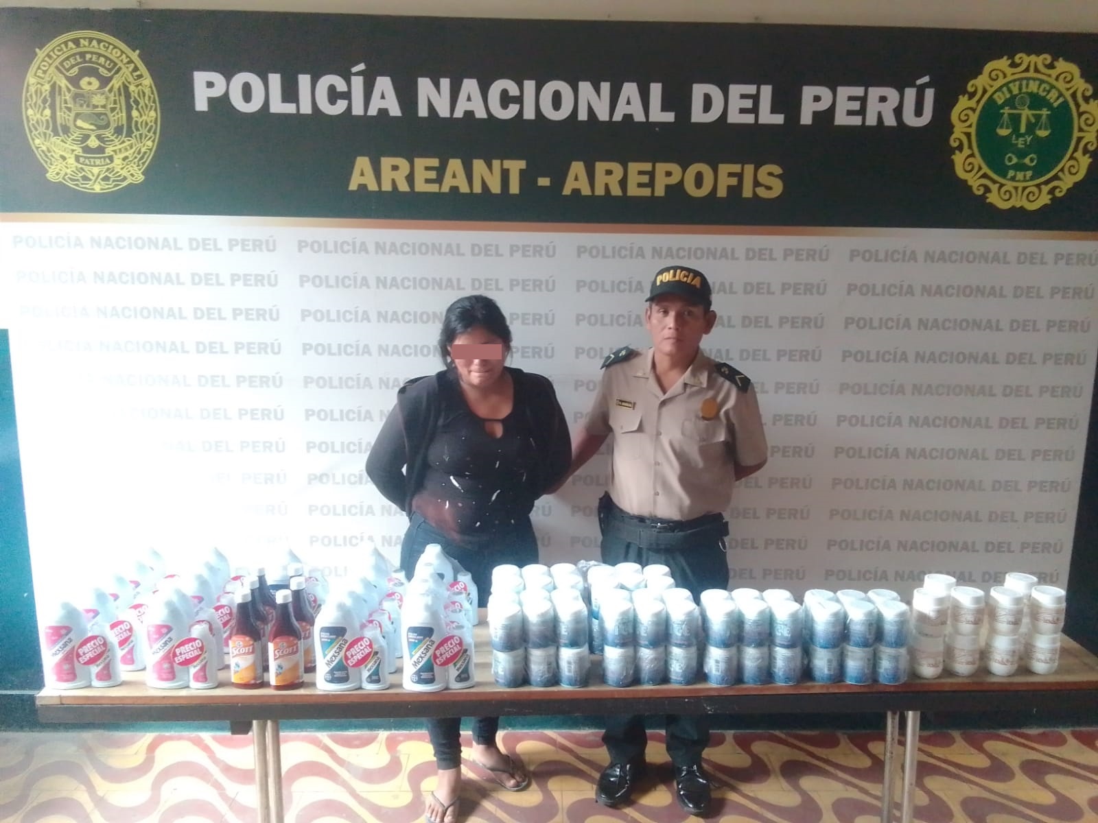 Policía fiscal incauta gran cantidad de productos de contrabando.