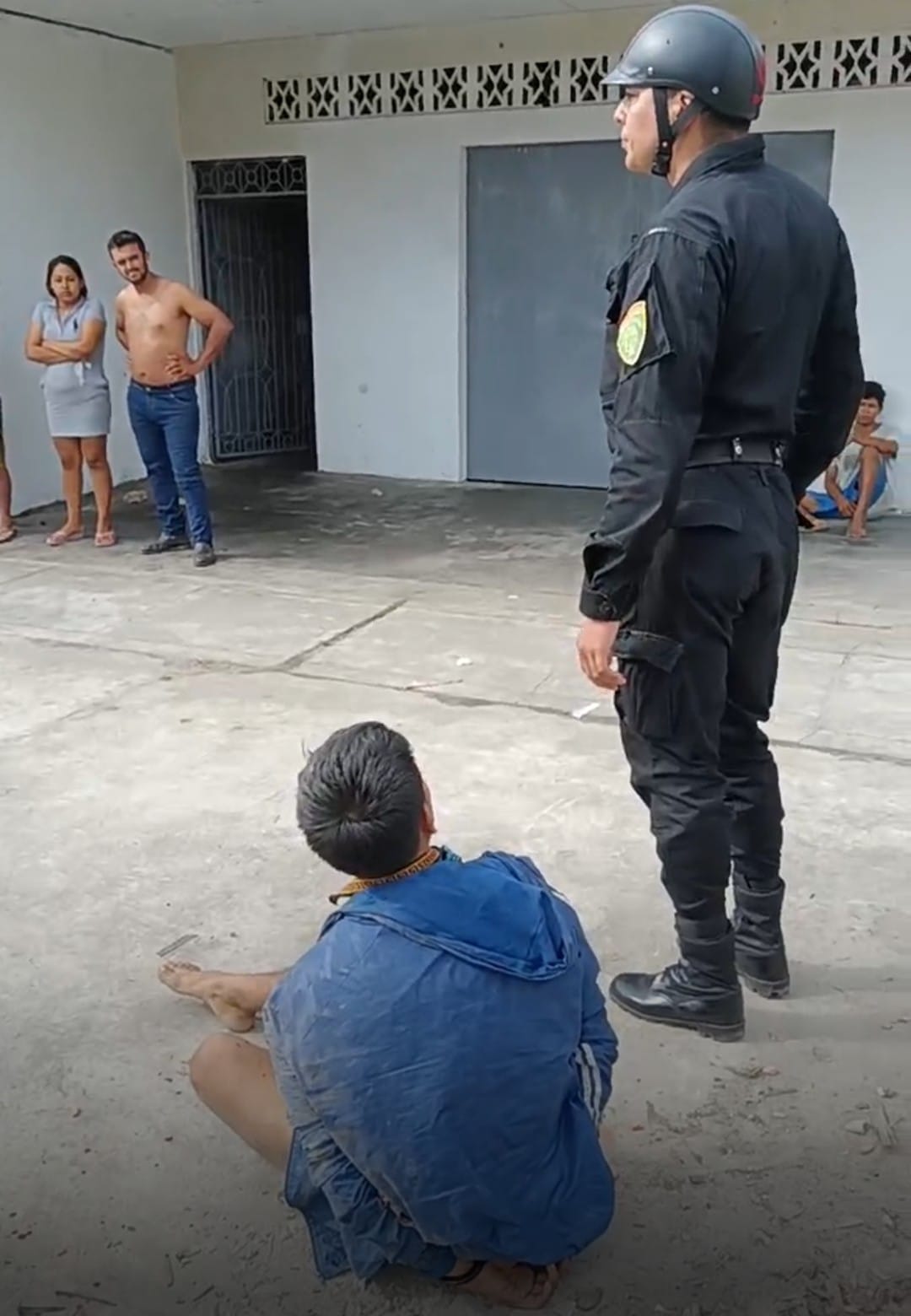 Capturan a sujeto robando un motocarro