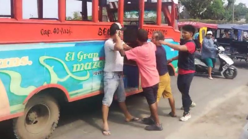 Conductores de transporte público se enfrentan a golpes en plena vía pública