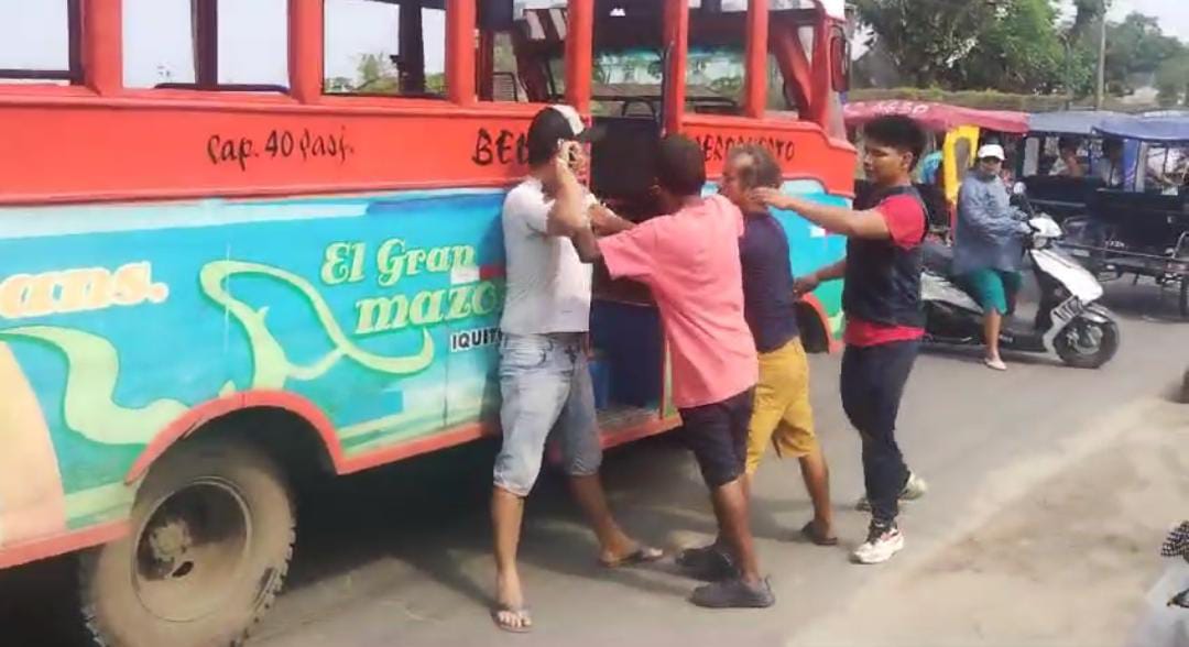 Conductores de transporte público se enfrentan a golpes en plena vía pública