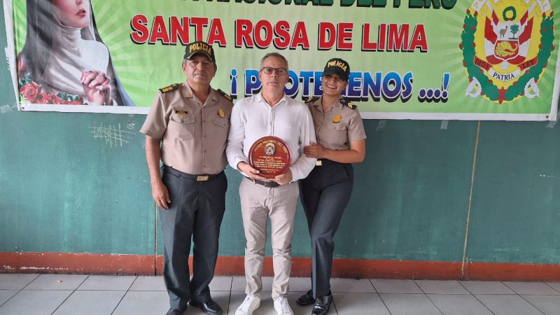 Agasajan a suboficial de 1ra de la Policía Nacional del Perú