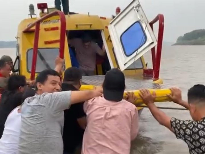 Ponguero queda varado en el río Marañón