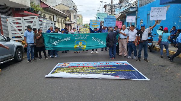 Profesores y alumnos del Instituto “Pedro A. del Águila” bloquean calle