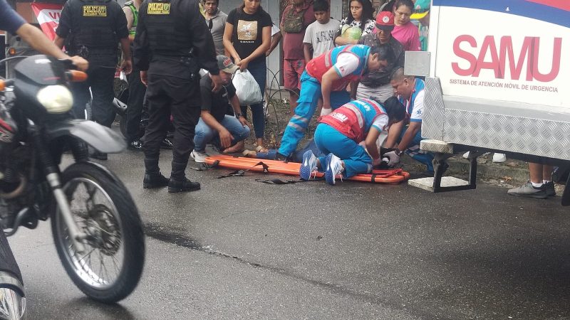 Jovencita pierde el conocimiento mientras conducía su motocicleta