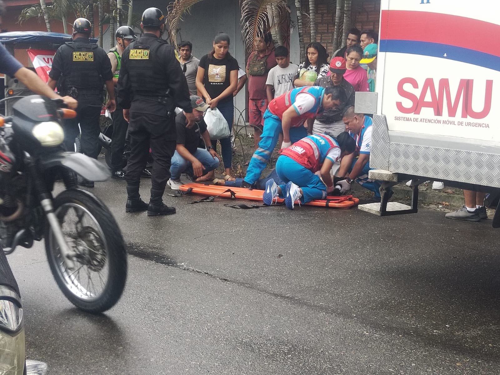 Jovencita pierde el conocimiento mientras conducía su motocicleta