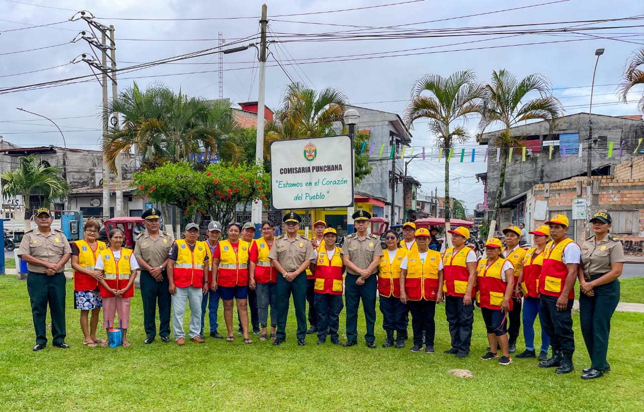 La policía comunitaria de Punchana refuerza valores patrióticos en ceremonia cívica